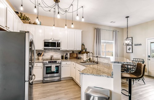 Port Wentworth Casa | Charming, immaculate coastal home with furnished porches, AC, & washer/dryer