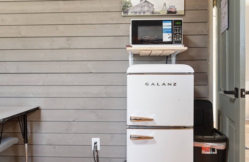 Tellico Plains Hotel | Charming Inn as you Enter Cherokee National Forest, The Munz Room 6C