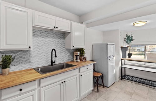 Mooringsport Casa | Charming Ivy House has cozy living spaces adorned with charming decor and inviting furnishings.