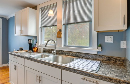 Jefferson Cabaña | Charming Jefferson Cottage w/ Fire Pit!