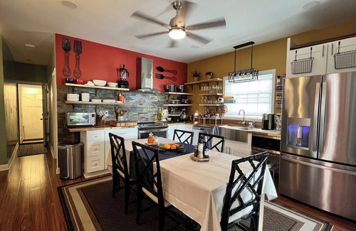 East Providence Apartamento | Charming Kitchen w/ 2-bedroom apartment with WIFI, AC in lovely East Providence