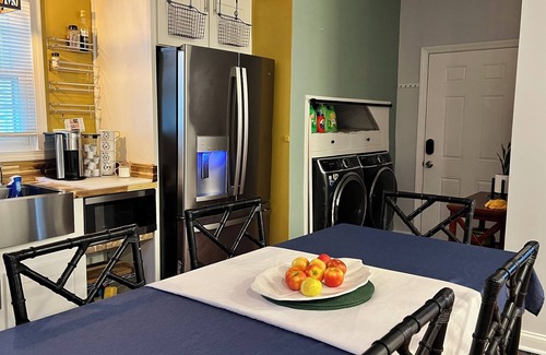East Providence Apartamento | Charming Kitchen w/ 2-bedroom apartment with WIFI, AC in lovely East Providence