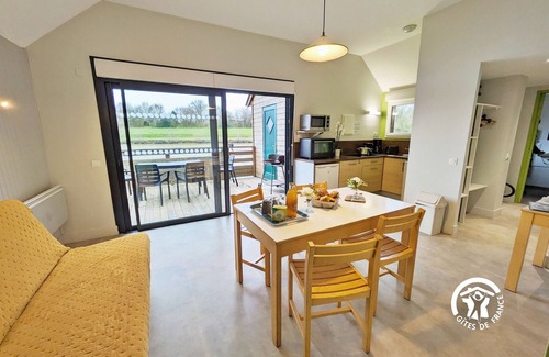 Villiers-Charlemagne Cabaña | Chalet a orillas del agua, pesca desde la terraza, ideal para familias, 5-7 personas