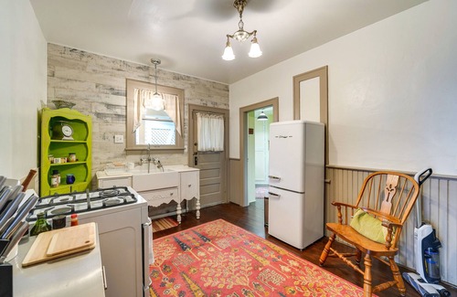 La Conner Casa | Charming La Conner Vacation Home w/ Fireplace!