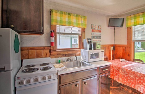 Laconia Cabina | Charming Laconia Cottage: Walk to Weirs Beach