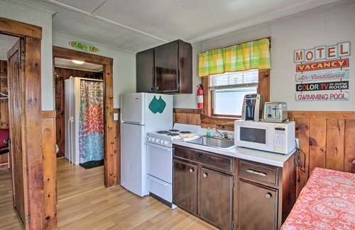 Laconia Cabina | Charming Laconia Cottage: Walk to Weirs Beach