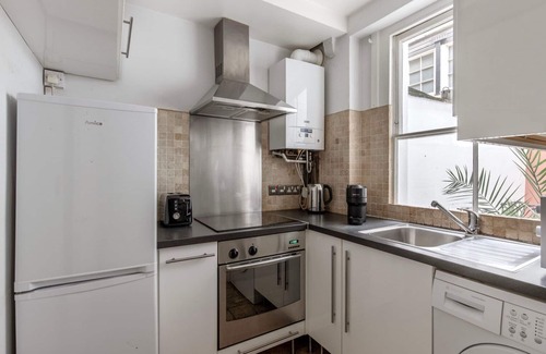 St. Helen's Apartamento | Charming Ladbroke Grove 2BR w/Outdoor Space, nr Shopping, by Blueground