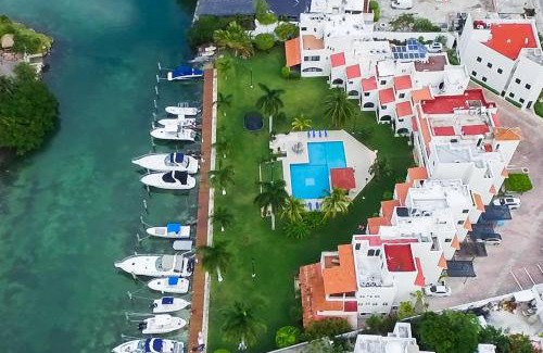 Zona Hotelera Villa | Charming Lagoon front Villa by CASA PARAISO