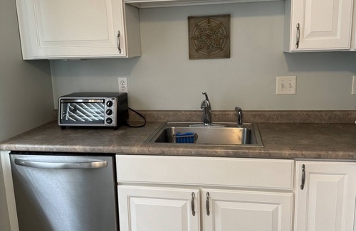 Locke Lake Colony Casa | Charming Lake Community Bungaloo. Comfortable living with 86 inch tv!