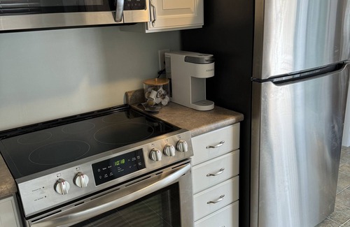 Locke Lake Colony Casa | Charming Lake Community Bungaloo. Comfortable living with 86 inch tv!