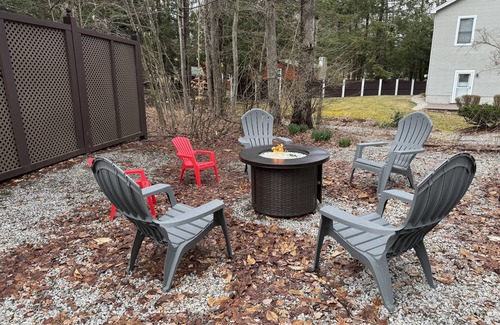 Locke Lake Colony Casa | Charming Lake Community Bungaloo. Comfortable living with 86 inch tv!
