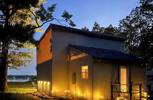 Grove Casa | Charming lake cottage overlooking Grand lake