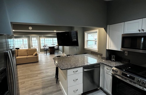 Conneaut Casa | Charming Lake Erie front 2-bedroom house with hot tub in lovely Conneaut