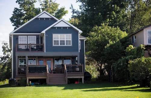 Bayberry Casa | Charming Lake front 4-bedroom 3 full bath house in lovely with WiFi, Central AC