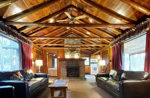 Reeders Cabina | Charming Lake Front Log Cabin with Fire Pit in the Poconos