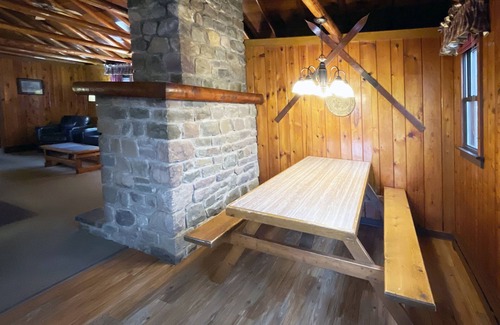 Reeders Cabina | Charming Lake Front Log Cabin with Fire Pit in the Poconos