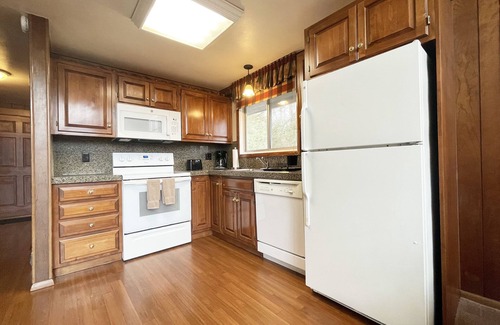 Reeders Cabina | Charming Lake Front Cabin in the Poconos