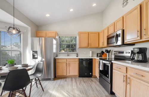 Indian Point Casa | Charming Lake-View 4- Bedroom House with Private Pool and Jacuzzi