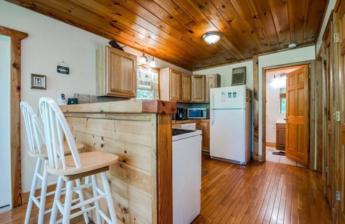 Cleveland Cabina | Cabina de lujo con vista al lago | 2BR 2BA | Bañera de hidromasaje | Sala de juegos | La pesca | Pozo de fuego