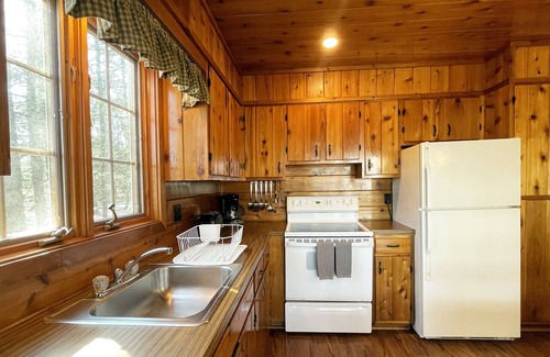 Reeders Cabina | Charming Lake View Cabin in the Poconos on Private Resort