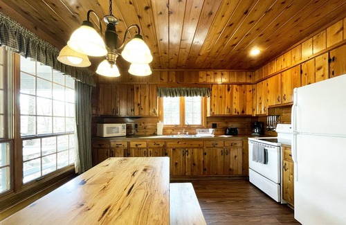 Reeders Cabina | Charming Lake View Cabin in the Poconos on Private Resort