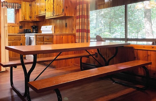 Reeders Cabina | Charming Lake View Cabin in the Poconos on Private Resort