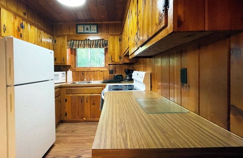 Reeders Cabina | Charming Lake View Cabin in the Poconos on Private Resort