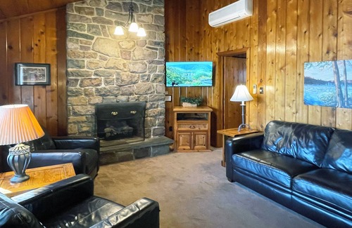 Reeders Cabina | Charming Lake View Cabin in the Poconos on Private Resort