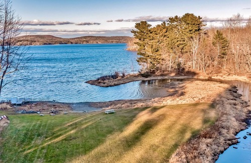 Belfast Apartamento | Charming lakefront apartment with balcony, full kitchen, & washer/dryer