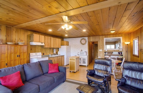 Diamond Lake Cabina | Charming Lakefront Cabin w/ Deck & Fire Pit!