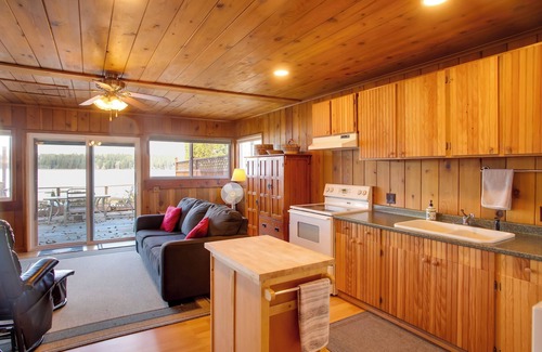 Diamond Lake Cabina | Charming Lakefront Cabin w/ Deck & Fire Pit!