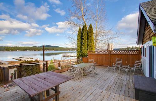 Diamond Lake Casa | Charming Lakefront Cabin with Deck and Fire Pit!