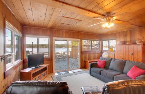 Diamond Lake Casa | Charming Lakefront Cabin with Deck and Fire Pit!