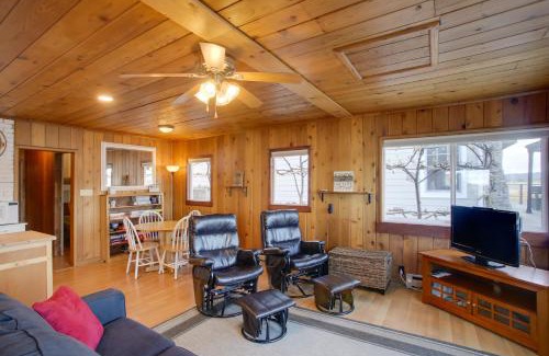 Diamond Lake Casa | Charming Lakefront Cabin with Deck and Fire Pit!