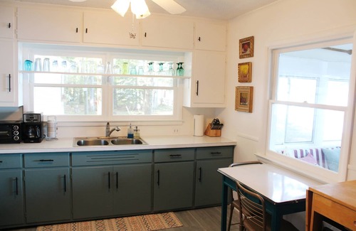 Higgins Lake Cabaña | Charming, LAKEFRONT cottage on beautiful HIGGINS LAKE