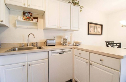 Braden River Condominio | Charming lakefront condo located in the desirable community of Palm Aire - Golfers Little Getaway