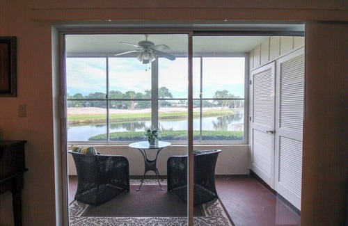 Braden River Condominio | Charming lakefront condo located in the desirable community of Palm Aire - Golfers Little Getaway