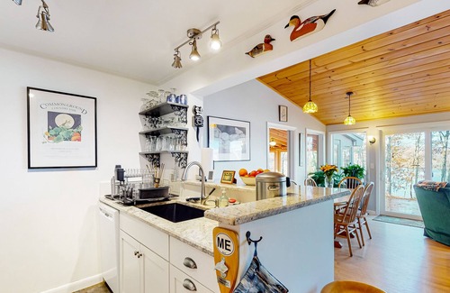 Union Casa | Charming lakefront home with kayaks, full kitchen, fast WiFi & washer/dryer