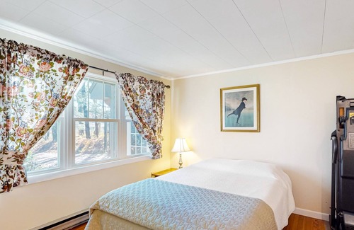 Union Casa | Charming lakefront home with kayaks, full kitchen, fast WiFi & washer/dryer