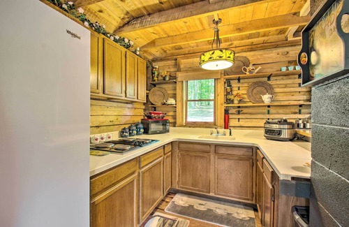 Ridge Cabina | Charming Lakefront Cabin: Fish, Hike & More!