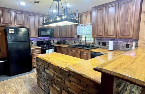 Edwards Cabina | Charming Lakeside 2-Bedroom Cabin with Pool and Firepit in Peaceful Edwards, MS