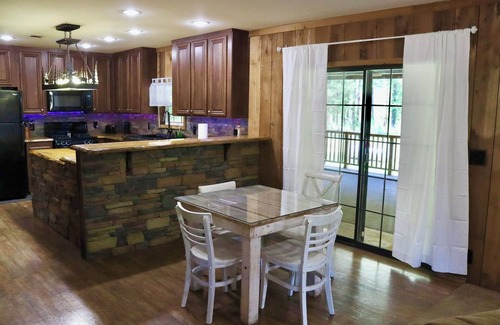 Edwards Cabina | Charming Lakeside 2-Bedroom Cabin with Pool and Firepit in Peaceful Edwards, MS