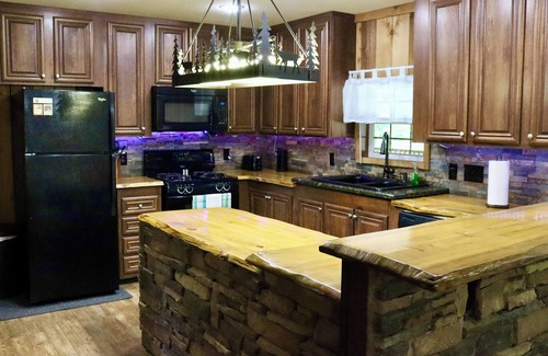 Edwards Cabina | Charming Lakeside 2-Bedroom Cabin with Pool and Firepit in Peaceful Edwards, MS