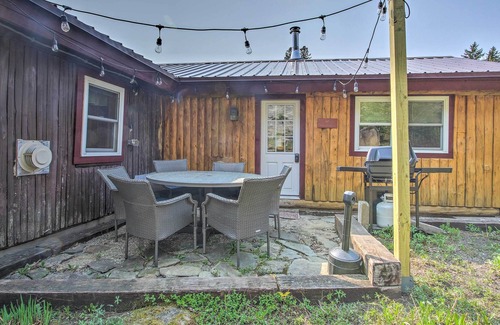 Pittsburg Cabina | Charming Lakeside Cabin w/ Deck and Shared Dock!