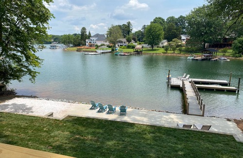 Mount Mourne Casa | Charming “Langtree Lakeside Cottage” on a quiet wide cove near Cornelius.