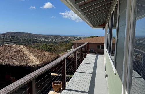 Aiea Casa | Charming large 1-bedroom house with AC, vaulted ceiling, and pool in Aiea