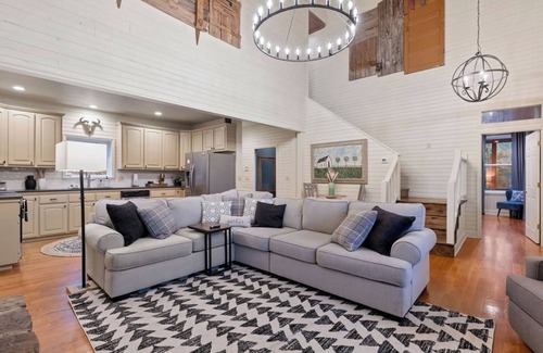 Jasper Otro | Charming Large Farm House / Hot Tub & Game Room