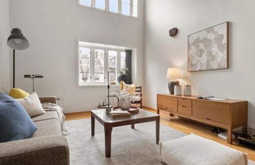 Trondheim City Centre Apartamento | Charming Loft, High Ceiling !Modern & Central, Free private Parking 7 min walking !