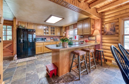 Grantsdale Cabina | Charming Log Cabin close to Lake & Mountain Activities