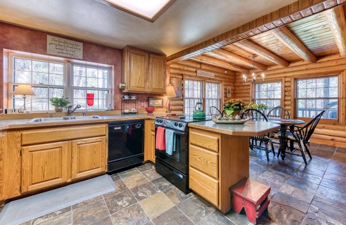 Grantsdale Cabina | Charming Log Cabin close to Lake & Mountain Activities